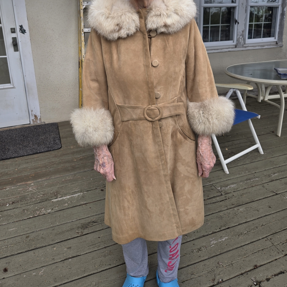 Vintage Penny Lane 1970's Elegant Tan Fox Fur-Trimmed Suede Coat